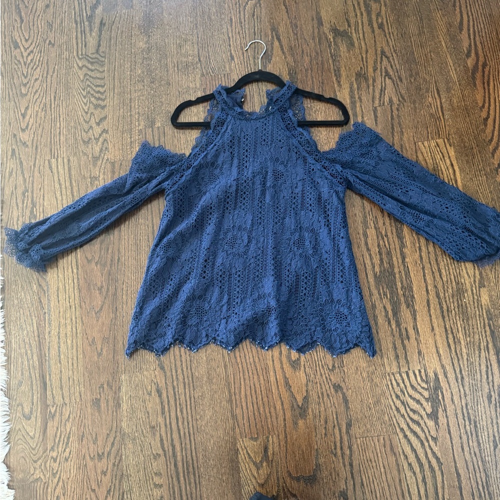 Sugarlips L Women’s Blue Lace Mika Cold Shoulder Top NWT - Picture 3 of 4